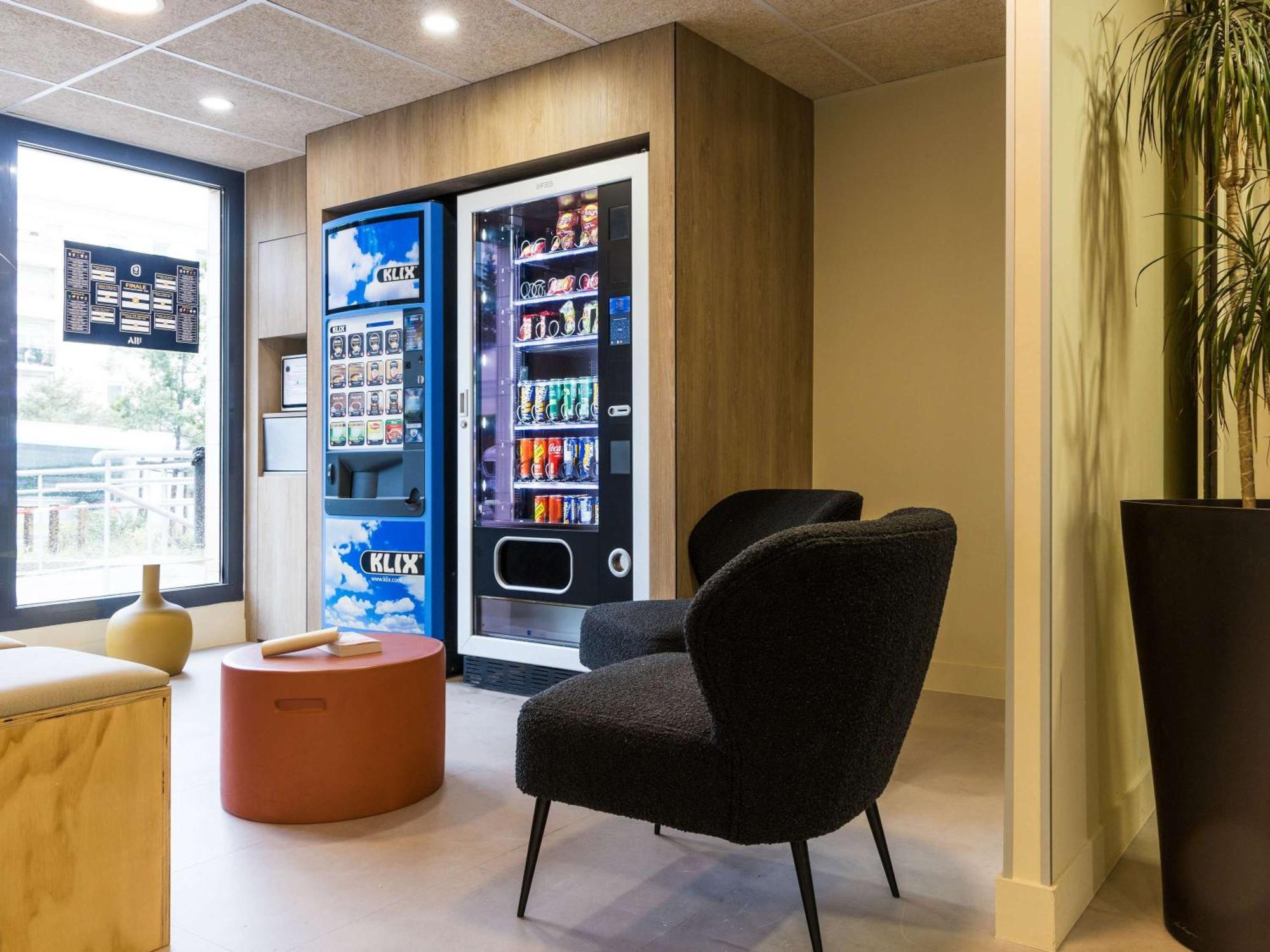 Ibis Budget Paris Ouest Hotel 2*