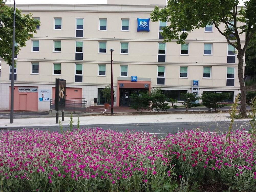 Ibis Budget Paris Ouest Hotel